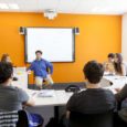 aula llena de alumnos y profesor dando clases
