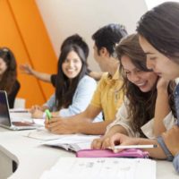 chicas dentro del aula ojeado el libro