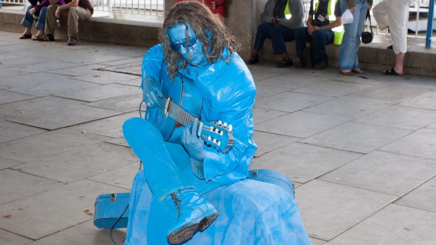 Actor, músico en un parque de Londres